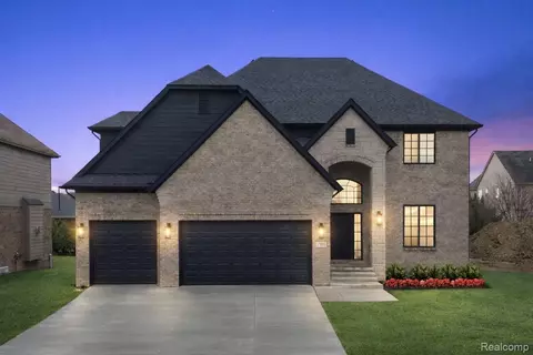 17000 Pienza Dr, Macomb, MI 48042