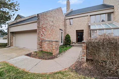 5080 Mirror Lake Ct, West Bloomfield, MI 48323