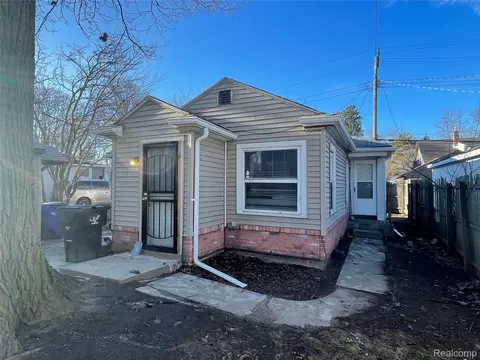 5007 Ashley St, Grosse Pointe, MI 48236