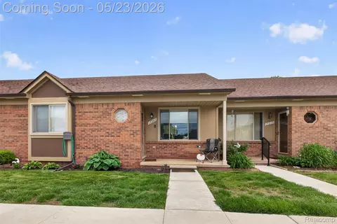 17207 Kingsbrooke Dr, Clinton Township, MI 48038