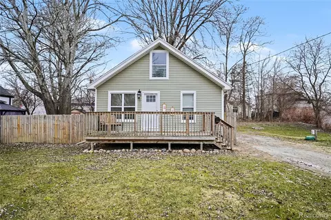 507 N Walnut St, Fenton, MI 48430