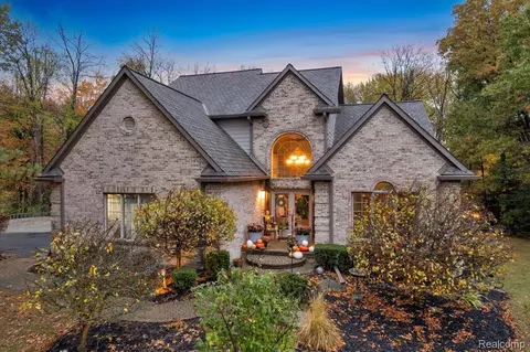 90 Creekwood Dr, Orion, MI 48362