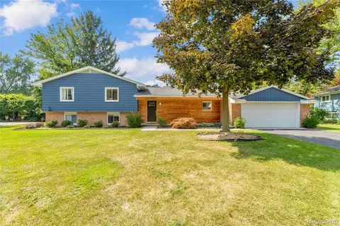6736 Timber Ridge Dr, Bloomfield Hills, MI 48301