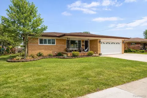 30644 Gruenburg Dr, Warren, MI 48092