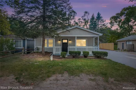 3187 Woodlawn St, Commerce, MI 48390