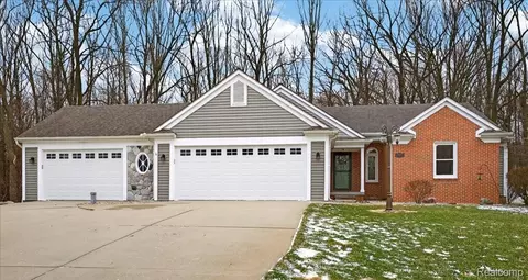 6828 Country Lane Dr, Springfield, MI 48350