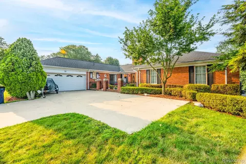 1853 W Bend Dr, Bloomfield Hills, MI 48302