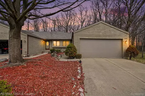 2442 Valley Oaks Cir #35, Flint, MI 48532