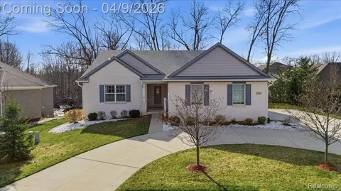 270 Greenan Ln, Orion, MI 48362
