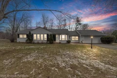 2381 Bratton Ave, Bloomfield Hills, MI 48302