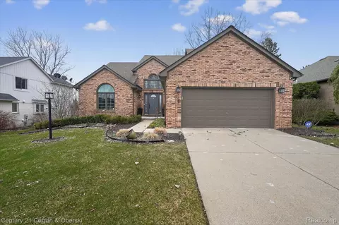 1698 Farnborough Dr, Rochester Hills, MI 48307