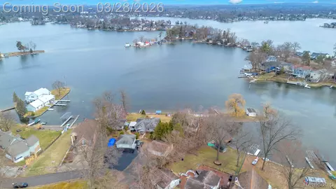 664 King Cir, Orion, MI 48362