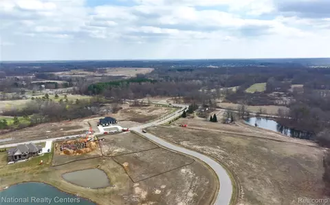 1637 Vista Dr, Oakland, MI 48363