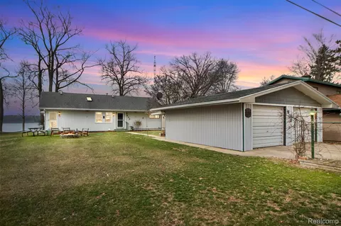 632 Dorbert Dr, Waterloo, MI 49259