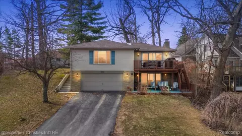 5832 Glen Echo Dr, Genoa, MI 48843