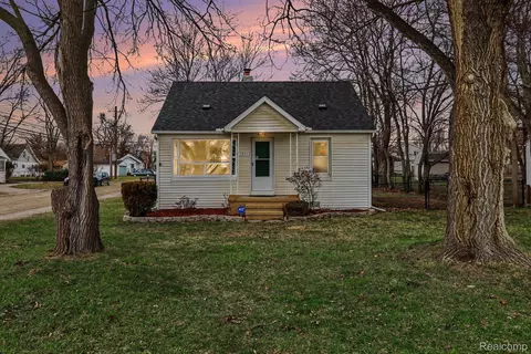 5825 N Newburgh Rd, Westland, MI 48185