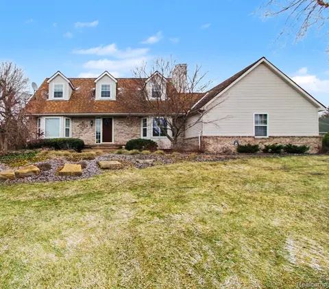 5744 Hidden Lane Ct, White Lake, MI 48383