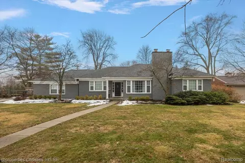 18135 Dunblaine Ave, Beverly Hills, MI 48025