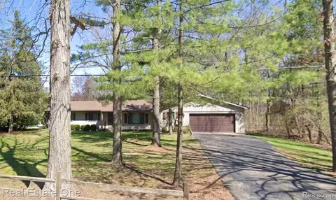 5661 Crooked Lake Rd, Genoa, MI 48843