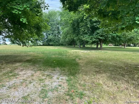 11260 Main Rd, Fenton, MI 48430