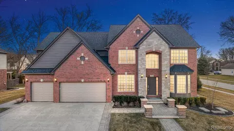 3890 Macaw Dr, Troy, MI 48083