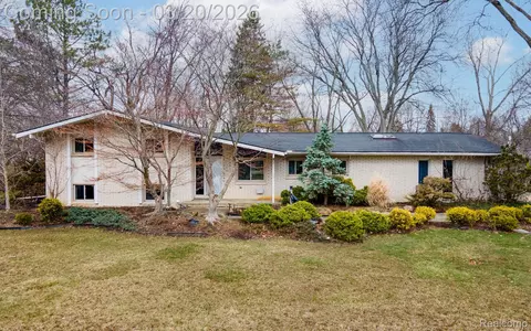 5832 Shaun Rd, West Bloomfield, MI 48322