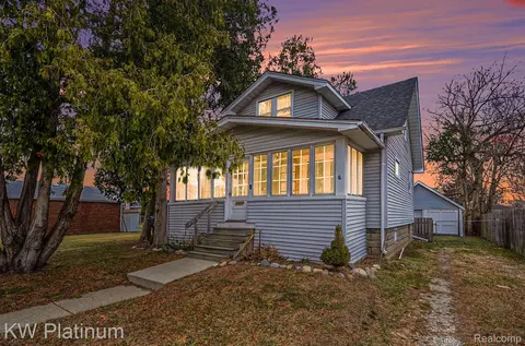 25886 Hoffmeyer St, Roseville, MI 48066