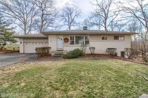5155 Daron Ln, West Bloomfield, MI 48324