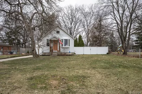 20307 Parkville St, Livonia, MI 48152