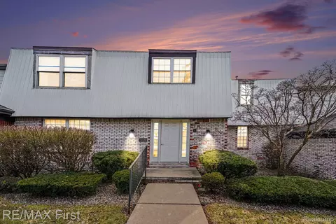 31120 Hunters Dr #98, Farmington Hills, MI 48334