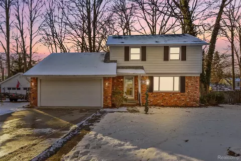 3679 Old Farm Ln, Fort Gratiot, MI 48059