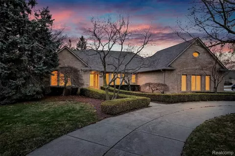 1100 Joshua Dr, Troy, MI 48098