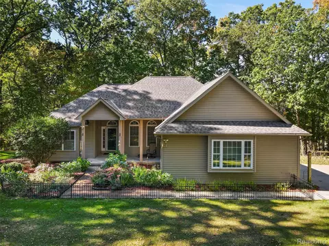 11371 Runyan Lake Rd, Tyrone, MI 48430