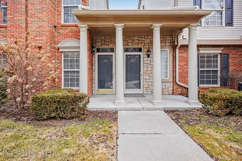 3399 Tremonte Cir S, Oakland, MI 48306