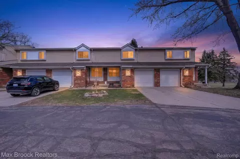 320 Hampton Ct, South Lyon, MI 48178