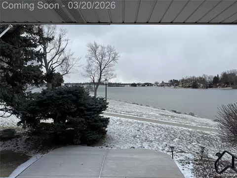 3553 Port Cove Dr #34, Waterford, MI 48328