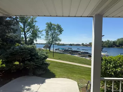 3553 Port Cove Dr #34, Waterford, MI 48328
