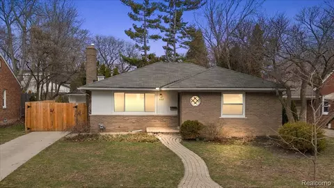3102 Woodslee Dr, Royal Oak, MI 48073