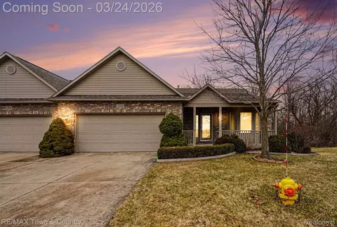 6468 Royal Club Dr, Flint, MI 48433