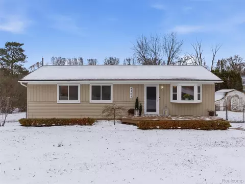 9368 Debby Jo Dr, Village Of Clarkston, MI 48346