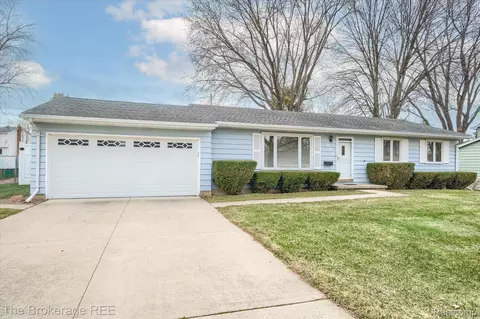 418 Windmill Point Dr, Flushing, MI 48433
