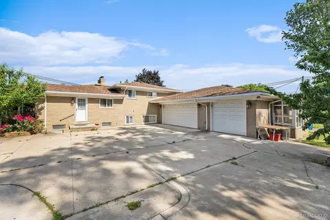 29242 Lorraine Ct, Warren, MI 48093
