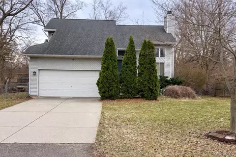 288 E Grand Traverse St, Commerce, MI 48382