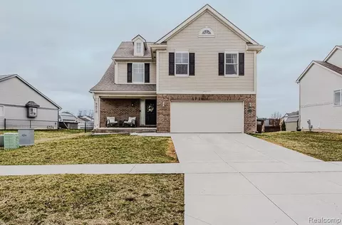 9010 Birch Pointe Dr, Newport, MI 48166