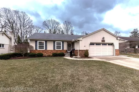 36237 Lyndon St, Livonia, MI 48154