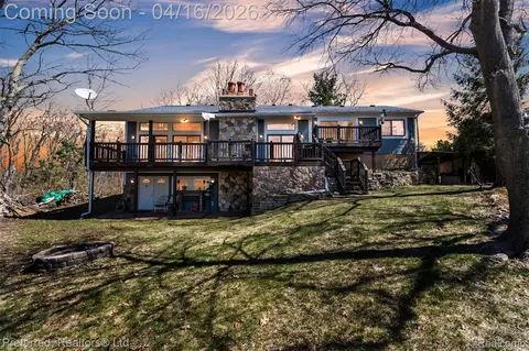 3525 Whitfield Dr, Waterford, MI 48329