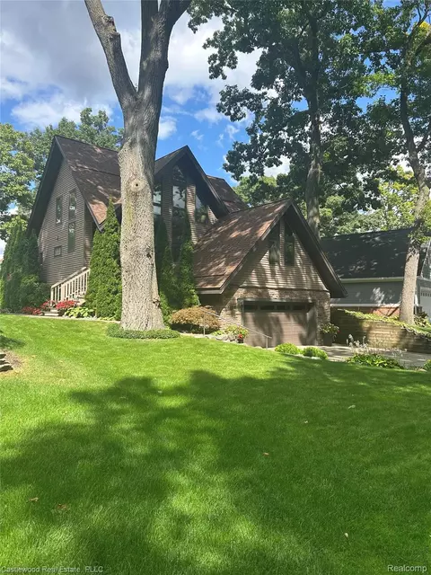 1625 Ridge Rd, Highland, MI 48356