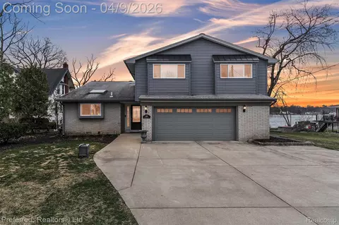 4869 Motorway Dr, Waterford, MI 48328