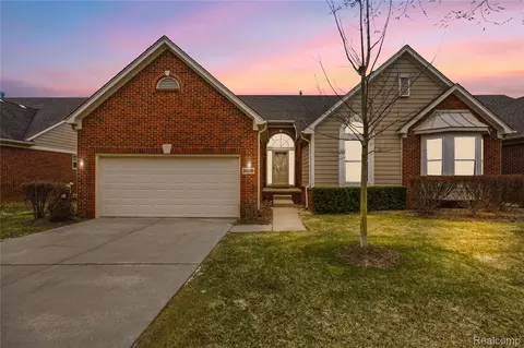 30249 Viewcrest Dr, Novi, MI 48377