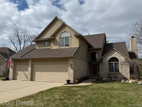 19935 Irving Dr, Livonia, MI 48152